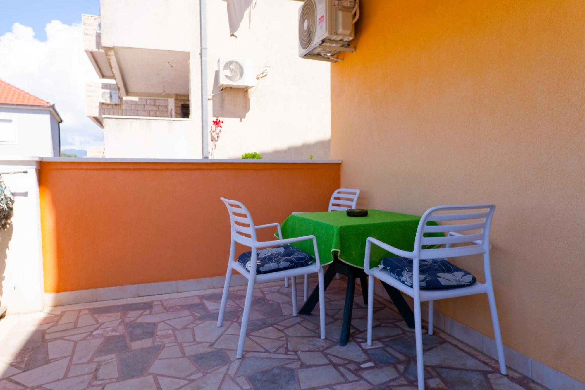Yellow House Appartement *